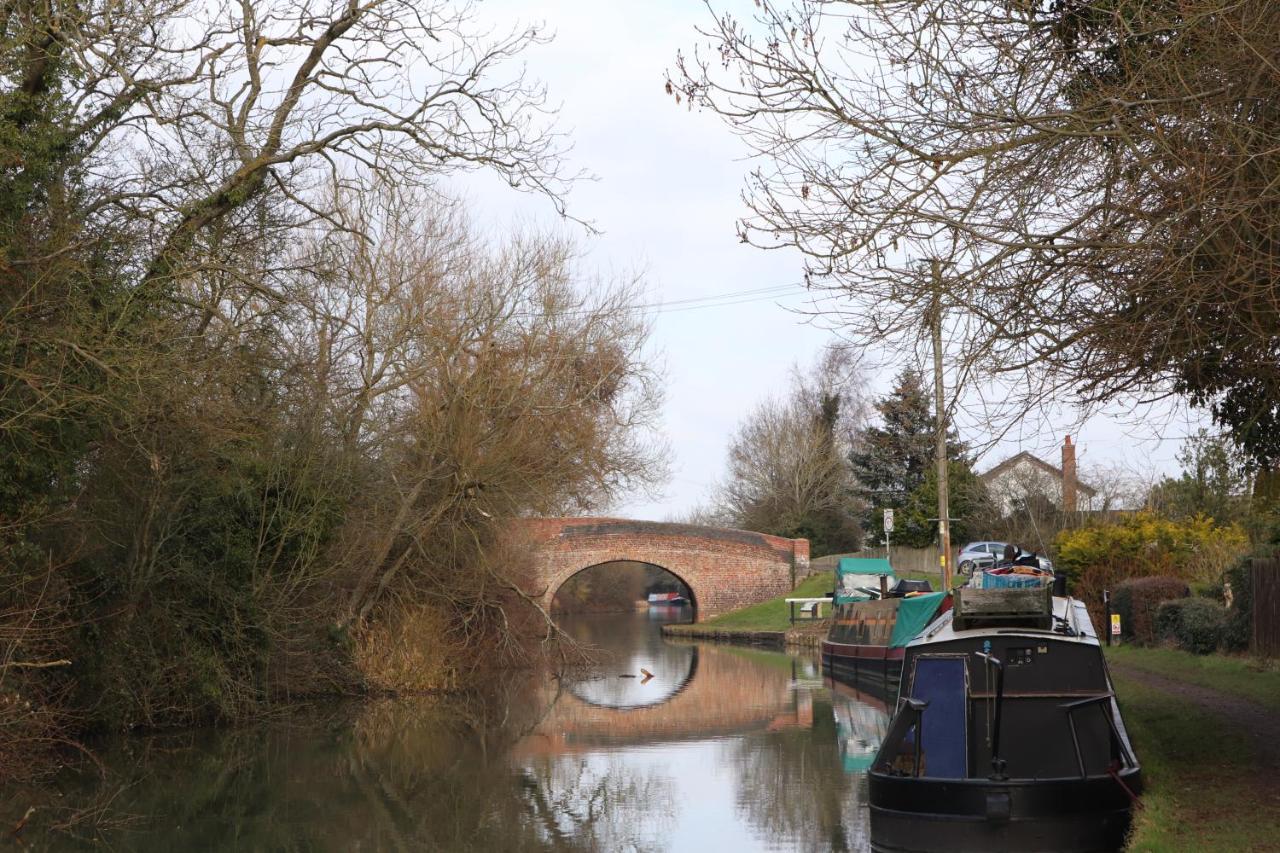 Canal View Cottage With Log Fire & Parking Blisworth Exterior photo